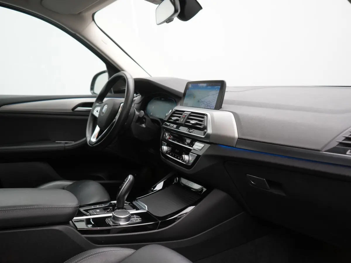 xDrive30e Advantage PHEV 293pk Dealer O.H. | Panodak | Adaptive Cruise | Camera | Harman / Kardon | Sportstoelen Verwarmd | Sfeerverlichting | Blis | Apple Carplay | Navigatie | DAB | Plug I