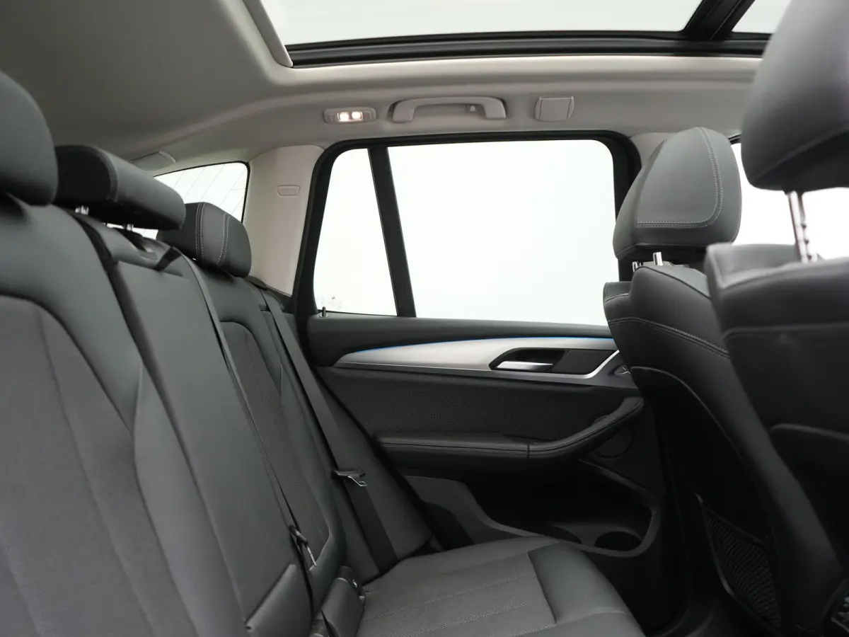 xDrive30e Advantage PHEV 293pk Dealer O.H. | Panodak | Adaptive Cruise | Camera | Harman / Kardon | Sportstoelen Verwarmd | Sfeerverlichting | Blis | Apple Carplay | Navigatie | DAB | Plug I