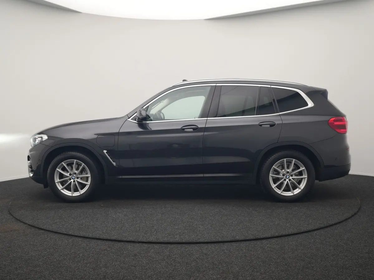 xDrive30e Advantage PHEV 293pk Dealer O.H. | Panodak | Adaptive Cruise | Camera | Harman / Kardon | Sportstoelen Verwarmd | Sfeerverlichting | Blis | Apple Carplay | Navigatie | DAB | Plug I