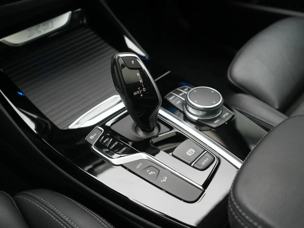 xDrive30e Advantage PHEV 293pk Dealer O.H. | Panodak | Adaptive Cruise | Camera | Harman / Kardon | Sportstoelen Verwarmd | Sfeerverlichting | Blis | Apple Carplay | Navigatie | DAB | Plug I