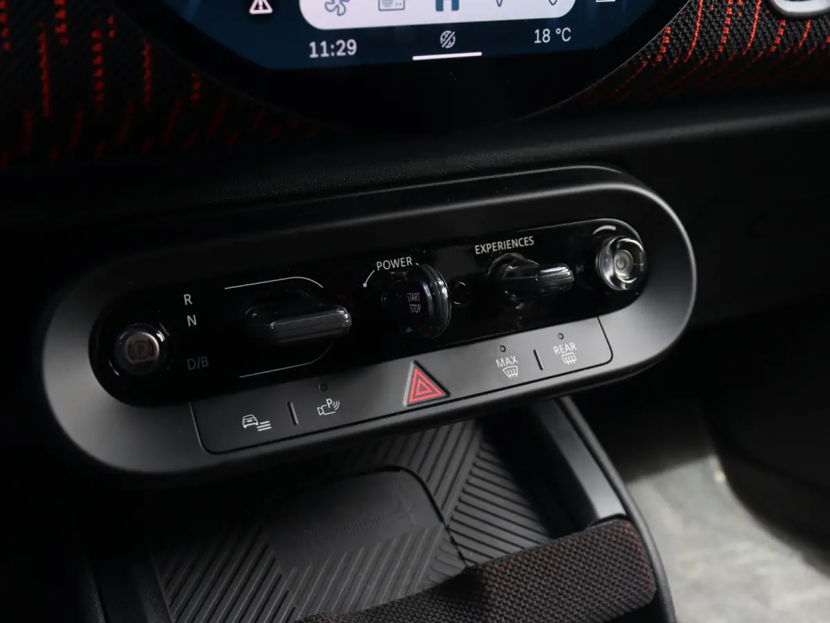 E | John Cooper Works + Pakket L + Head-Up + Driving Assistant Plus + Harman Kardon + Parking Assistant Plus + Comfort Access + SOH 100% + 20'' LMV
