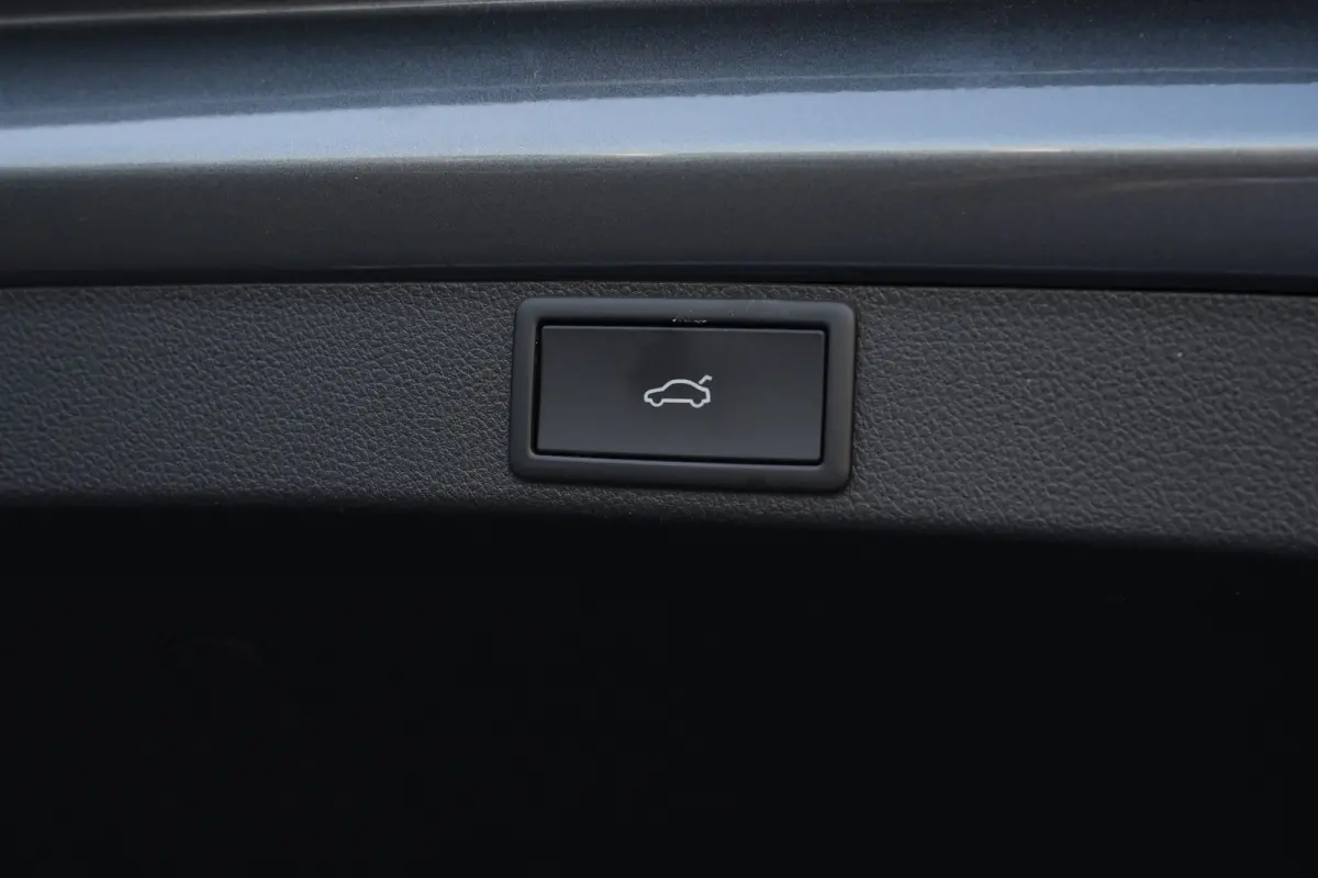 1.5 TSI MHEV Sportline Business | Panoramadak | Trekhaak | HUD | Stoelverwarming | Carplay | Camera