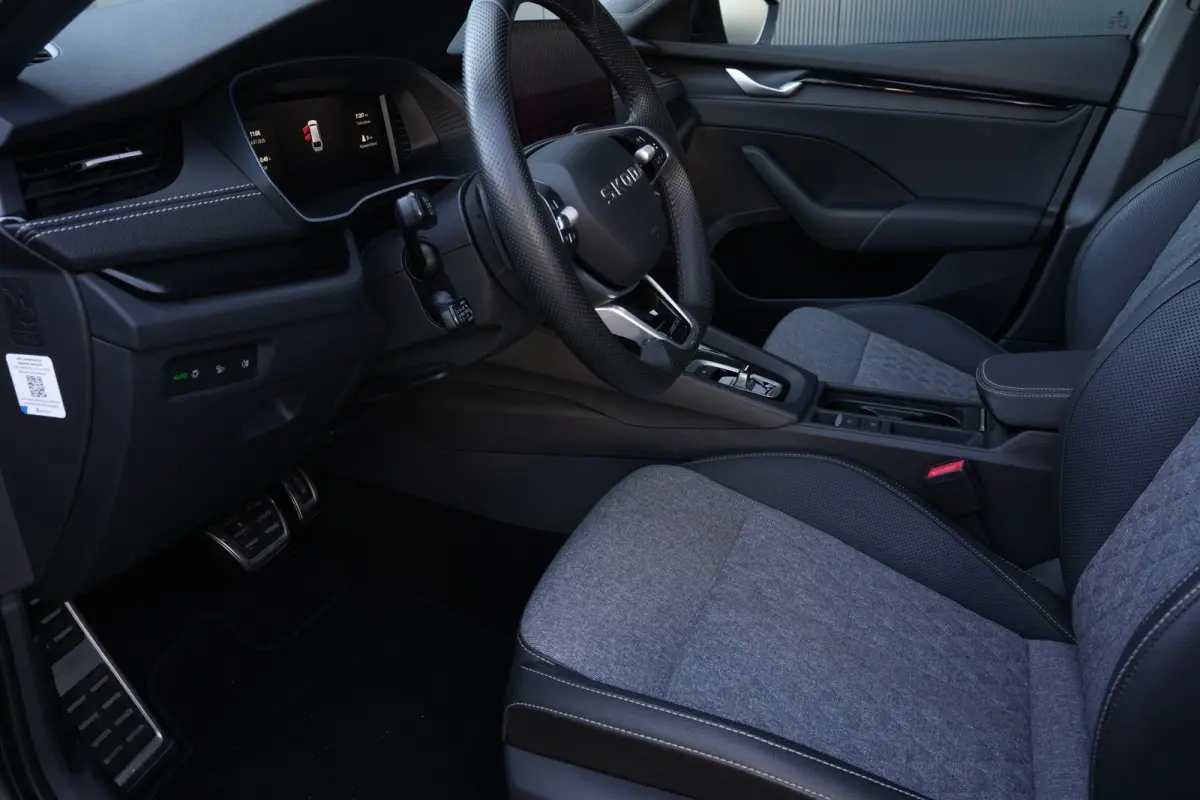 1.5 TSI MHEV Sportline Business | Panoramadak | Trekhaak | HUD | Stoelverwarming | Carplay | Camera