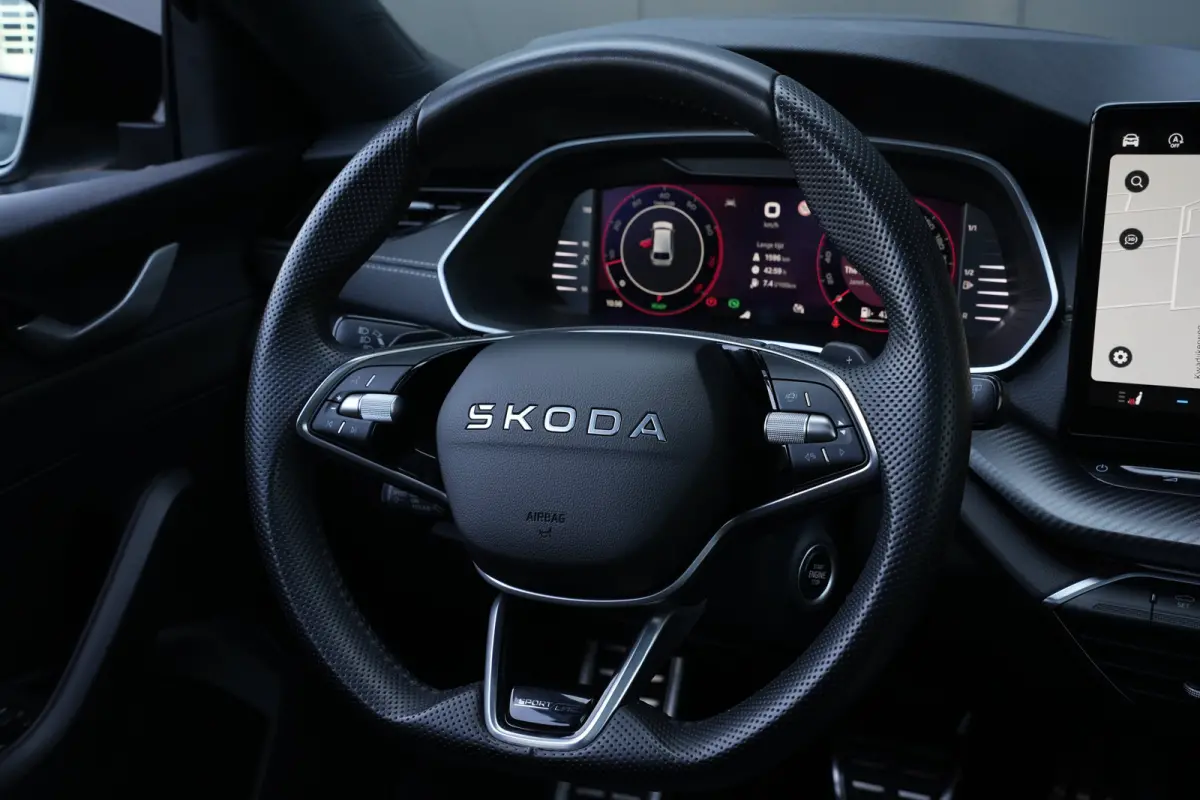 1.5 TSI MHEV Sportline Business | Panoramadak | Trekhaak | HUD | Stoelverwarming | Carplay | Camera