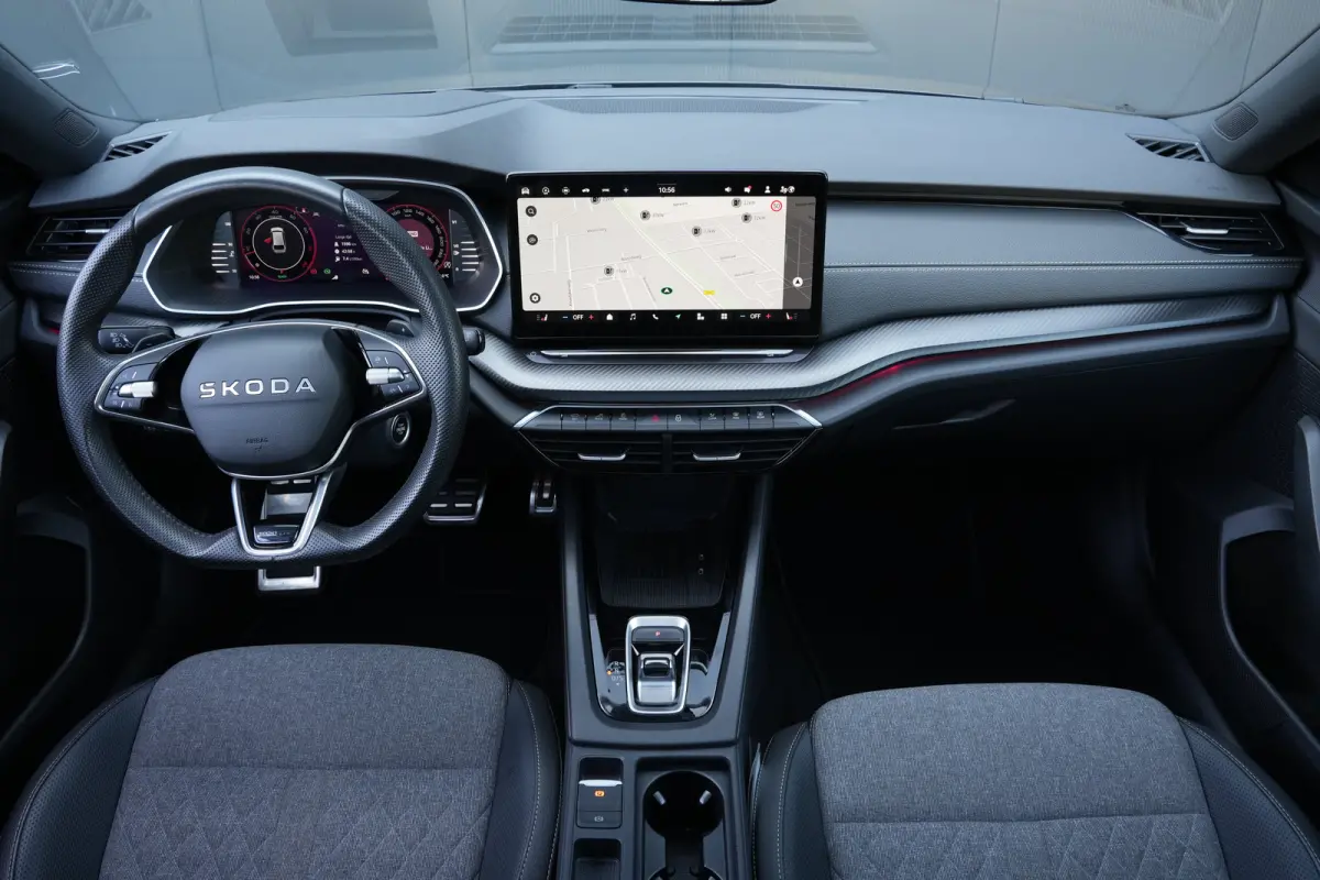 1.5 TSI MHEV Sportline Business | Panoramadak | Trekhaak | HUD | Stoelverwarming | Carplay | Camera