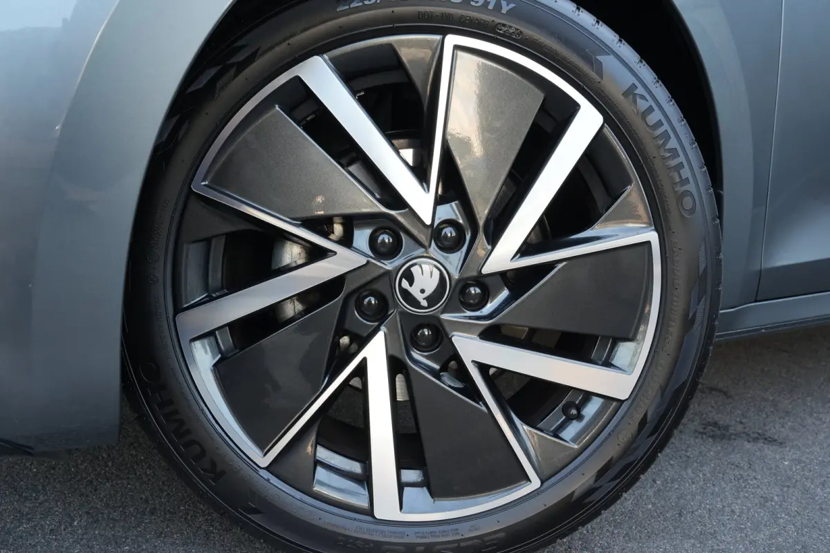 1.5 TSI MHEV Sportline Business | Panoramadak | Trekhaak | HUD | Stoelverwarming | Carplay | Camera