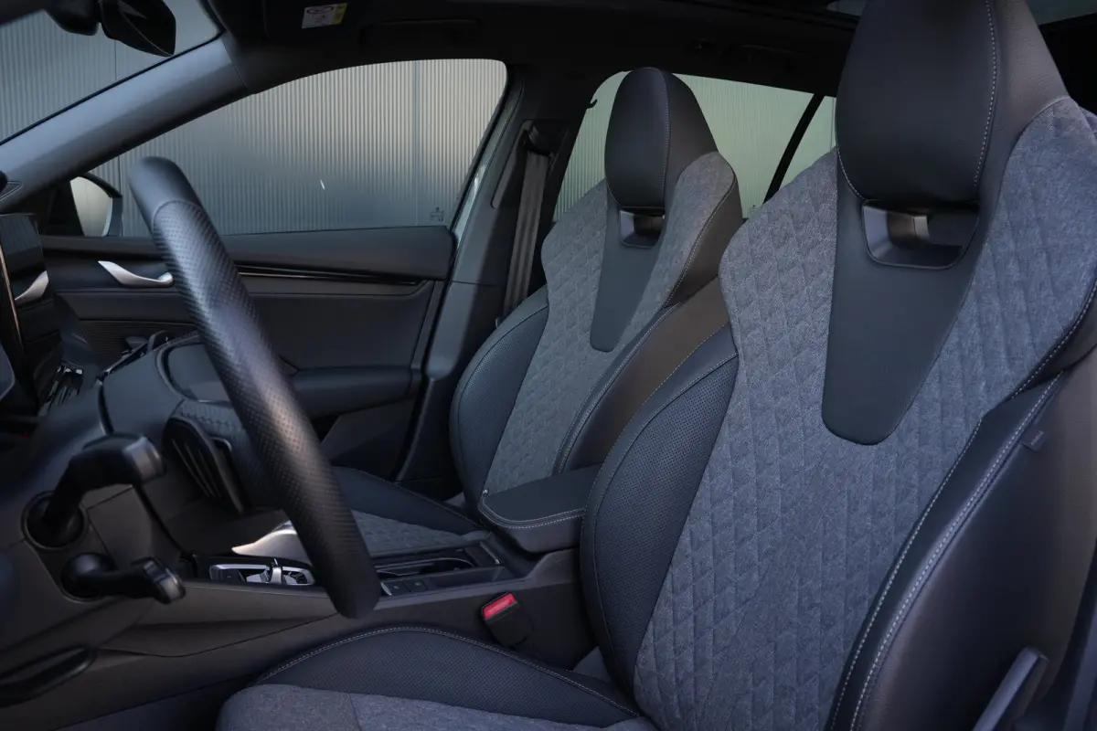 1.5 TSI MHEV Sportline Business | Panoramadak | Trekhaak | HUD | Stoelverwarming | Carplay | Camera