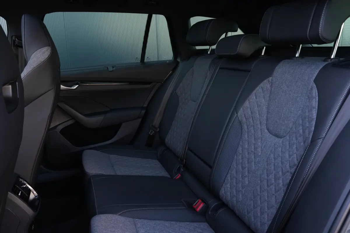 1.5 TSI MHEV Sportline Business | Panoramadak | Trekhaak | HUD | Stoelverwarming | Carplay | Camera