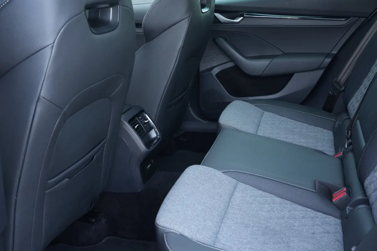 1.5 TSI MHEV Sportline Business | Panoramadak | Trekhaak | HUD | Stoelverwarming | Carplay | Camera