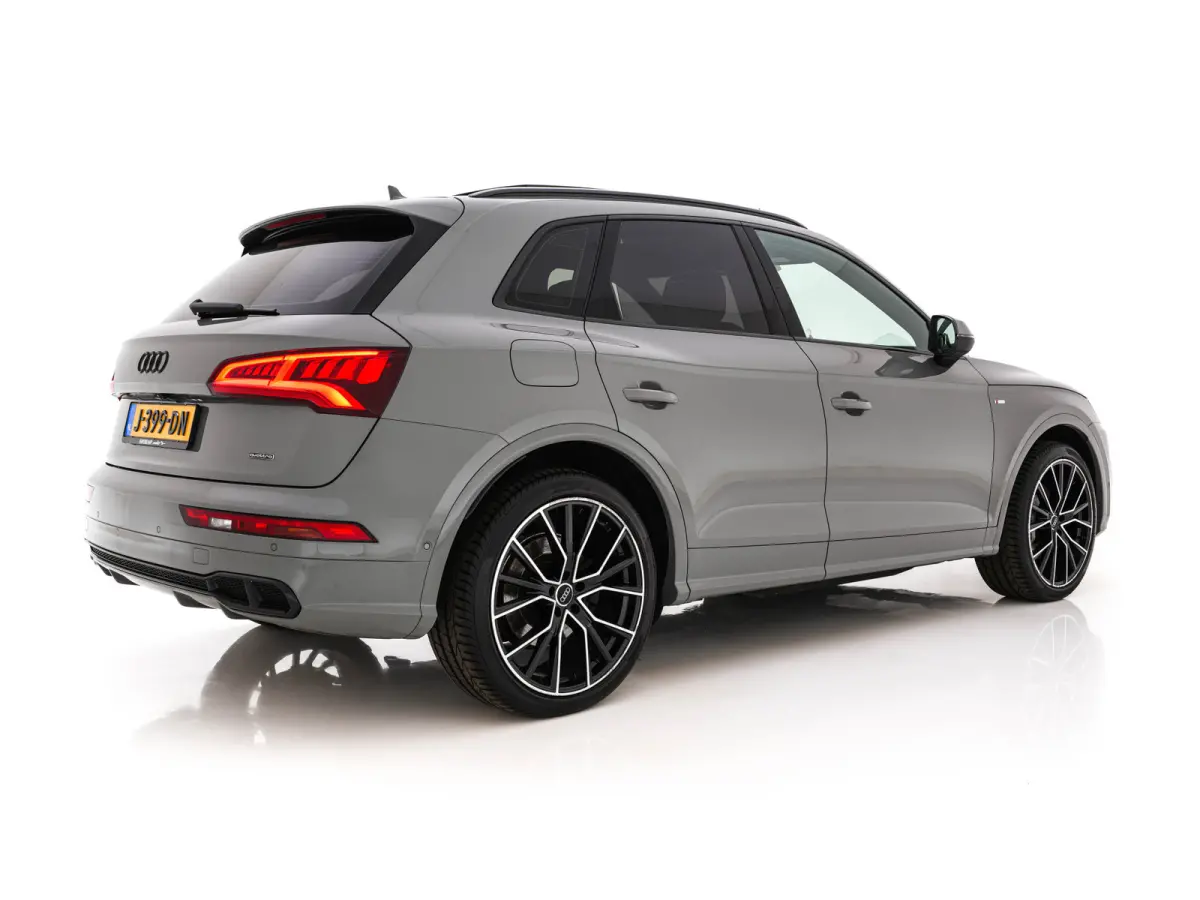 55 TFSI S-Line Competition Quattro (Plug-In) Aut. *PANO | LEATHER | FULL-LED | HEATED-SPORTSEATS | KEYLESS | CAMERA | NAVI-FULLMAP | PRIVACY-GLASS | DIGI-COCKPIT | CRUISE-ADPAPTIVE | DAB | 2