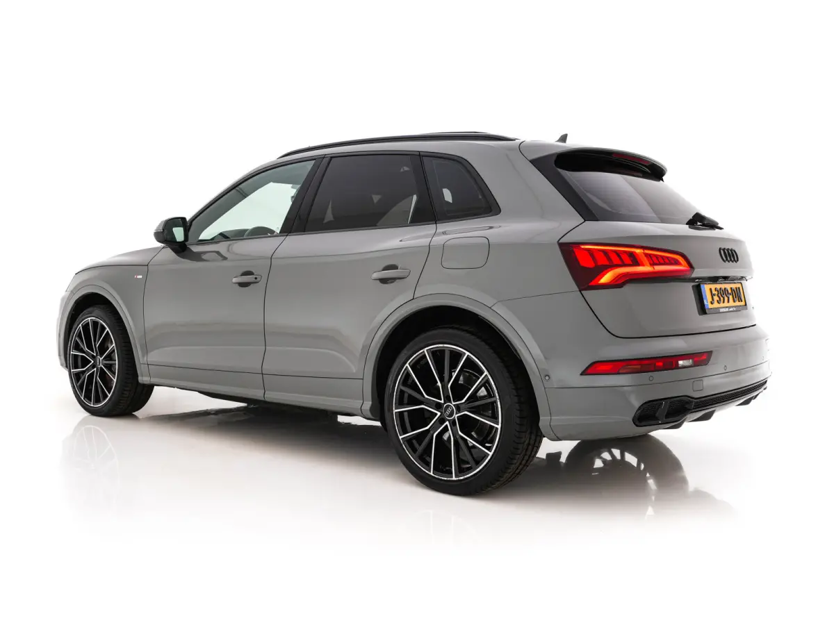55 TFSI S-Line Competition Quattro (Plug-In) Aut. *PANO | LEATHER | FULL-LED | HEATED-SPORTSEATS | KEYLESS | CAMERA | NAVI-FULLMAP | PRIVACY-GLASS | DIGI-COCKPIT | CRUISE-ADPAPTIVE | DAB | 2