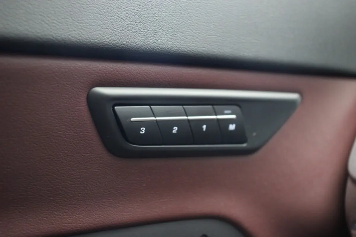 1.5 P300e AWD R-Dynamic HSE - Panorama, Carplay, Camera, Leer, Clima