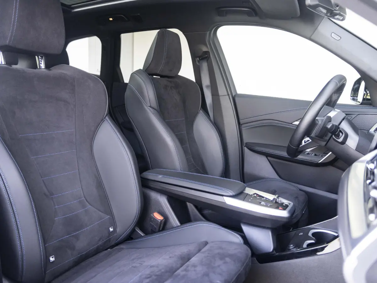 xDrive25e SoH 100% | M Sportpakket | Travel Pack | Stuurwielrand verwarmd | 20 inch | M Adaptief onderstel | Glazen Panoramadak | Parking Assistant