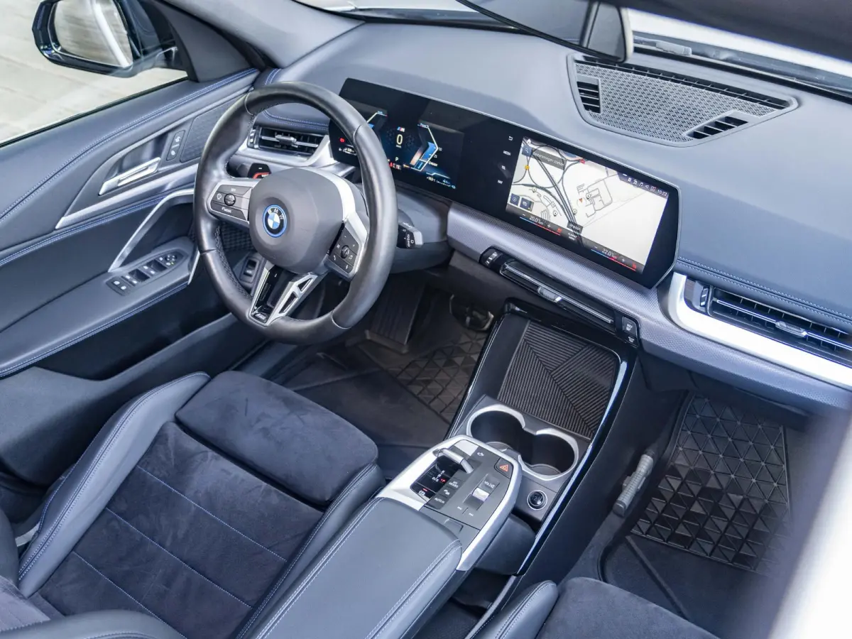 xDrive25e SoH 100% | M Sportpakket | Travel Pack | Stuurwielrand verwarmd | 20 inch | M Adaptief onderstel | Glazen Panoramadak | Parking Assistant