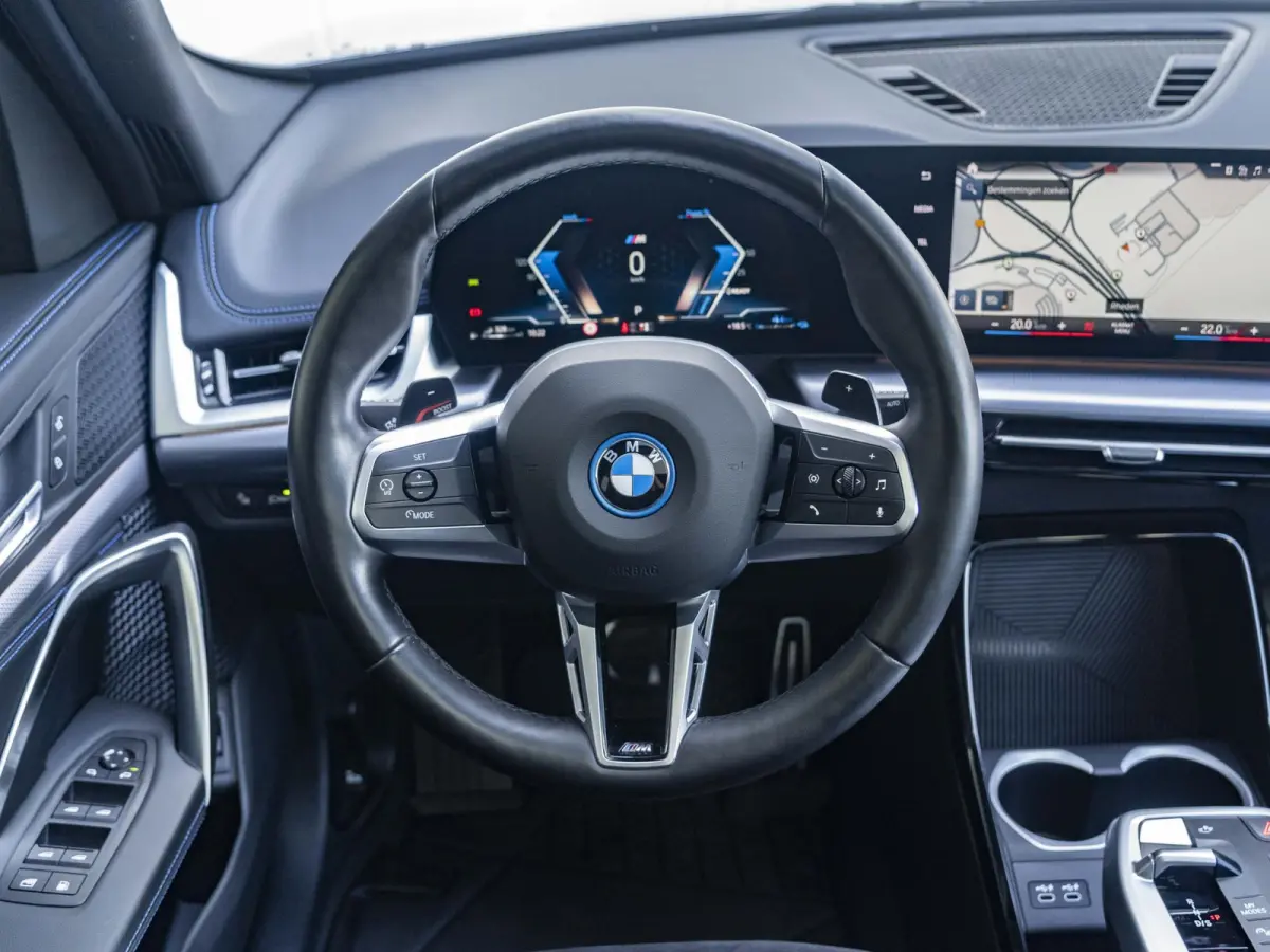 xDrive25e SoH 100% | M Sportpakket | Travel Pack | Stuurwielrand verwarmd | 20 inch | M Adaptief onderstel | Glazen Panoramadak | Parking Assistant
