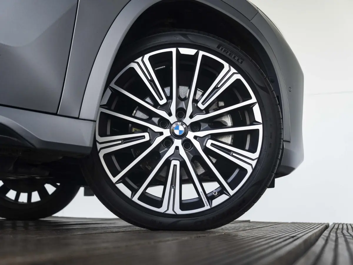 xDrive25e SoH 100% | M Sportpakket | Travel Pack | Stuurwielrand verwarmd | 20 inch | M Adaptief onderstel | Glazen Panoramadak | Parking Assistant
