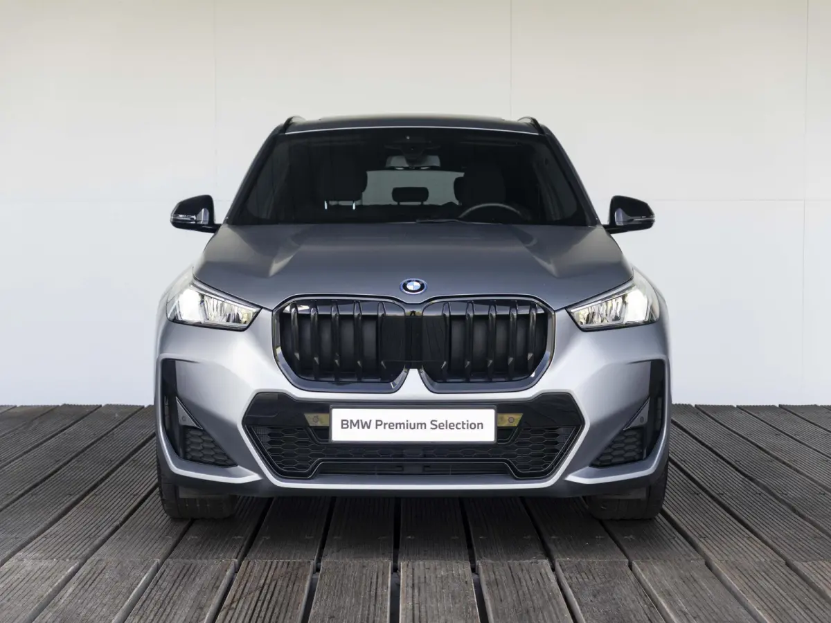 xDrive25e SoH 100% | M Sportpakket | Travel Pack | Stuurwielrand verwarmd | 20 inch | M Adaptief onderstel | Glazen Panoramadak | Parking Assistant