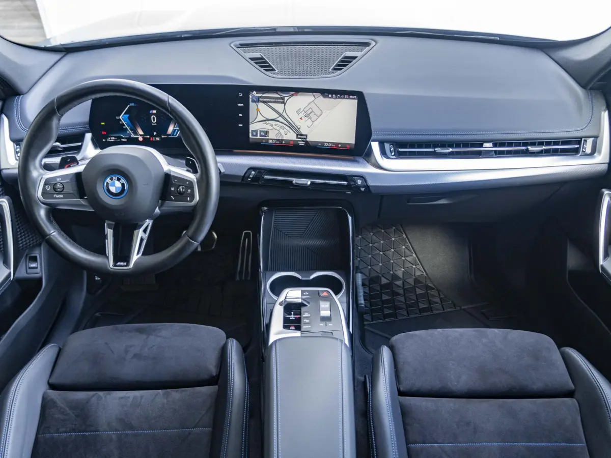 xDrive25e SoH 100% | M Sportpakket | Travel Pack | Stuurwielrand verwarmd | 20 inch | M Adaptief onderstel | Glazen Panoramadak | Parking Assistant