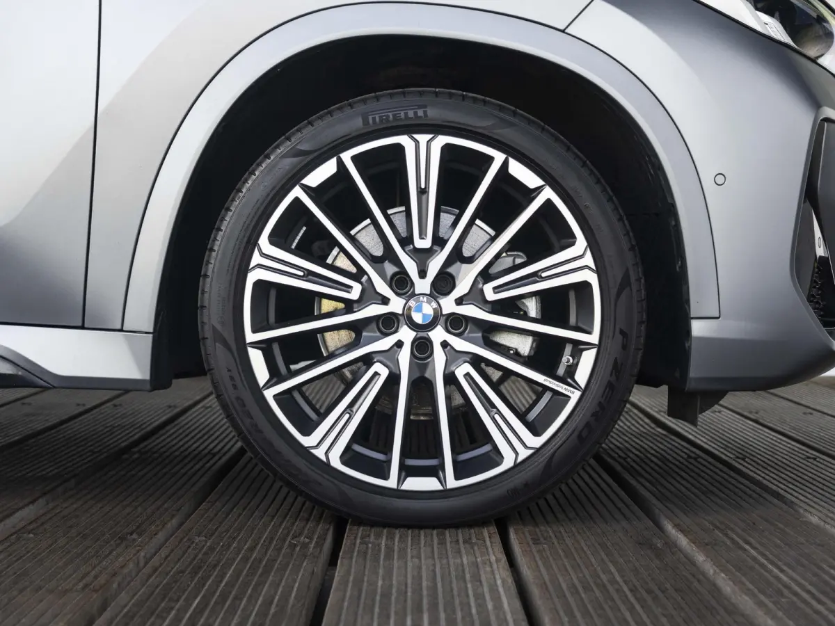 xDrive25e SoH 100% | M Sportpakket | Travel Pack | Stuurwielrand verwarmd | 20 inch | M Adaptief onderstel | Glazen Panoramadak | Parking Assistant