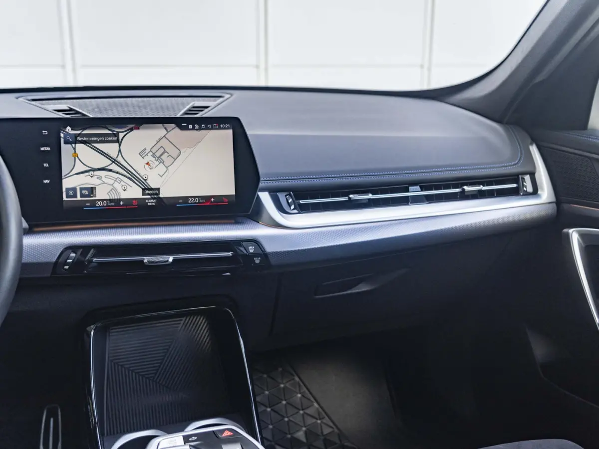 xDrive25e SoH 100% | M Sportpakket | Travel Pack | Stuurwielrand verwarmd | 20 inch | M Adaptief onderstel | Glazen Panoramadak | Parking Assistant