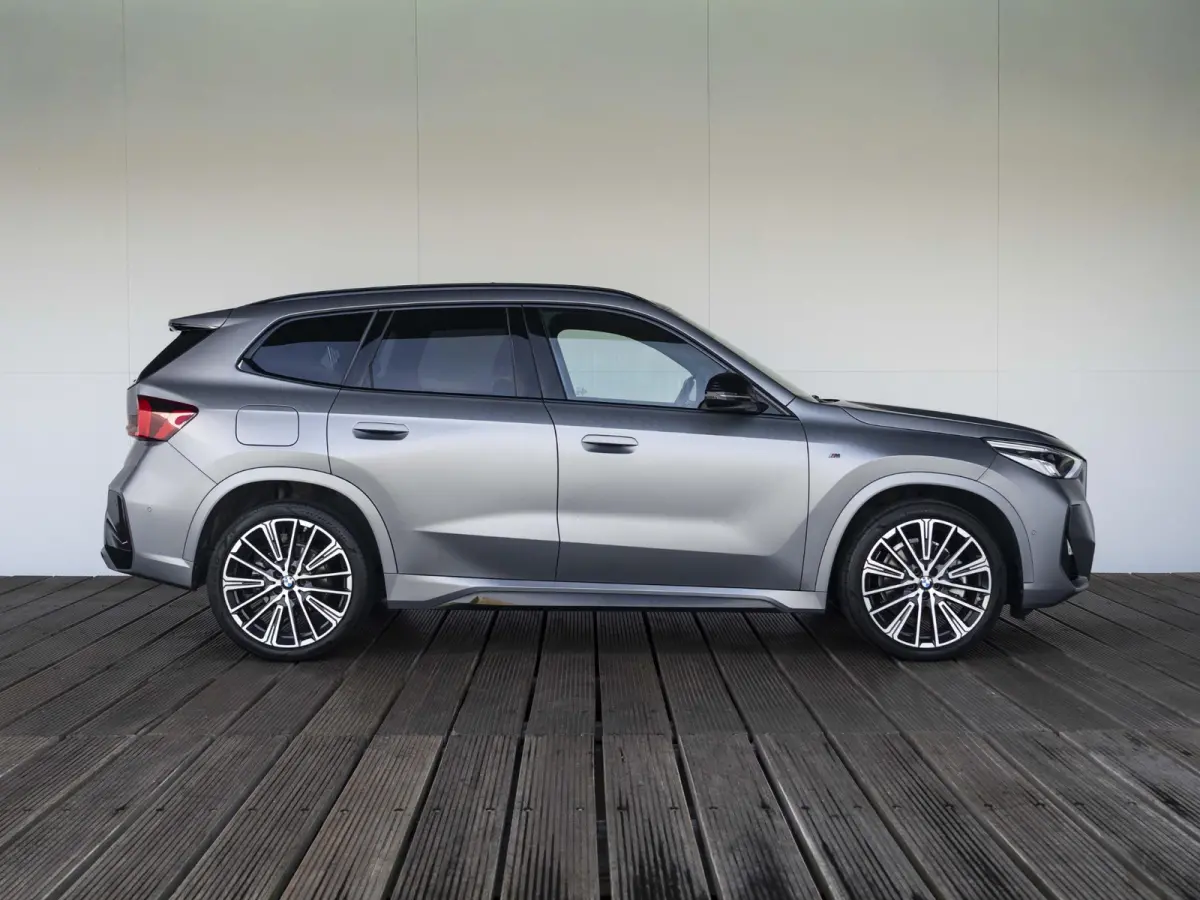 xDrive25e SoH 100% | M Sportpakket | Travel Pack | Stuurwielrand verwarmd | 20 inch | M Adaptief onderstel | Glazen Panoramadak | Parking Assistant