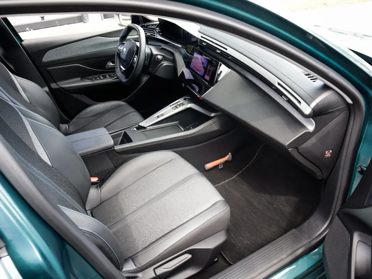 1.2 PureTech Allure Pack Business 1e-Eig. & Dealer-Onderh. BOVAG-Garantie. NL-Auto.