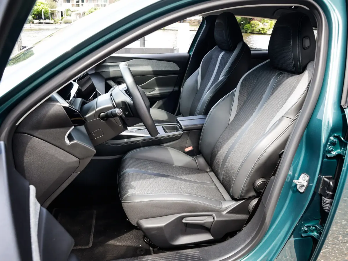 1.2 PureTech Allure Pack Business 1e-Eig. & Dealer-Onderh. BOVAG-Garantie. NL-Auto.