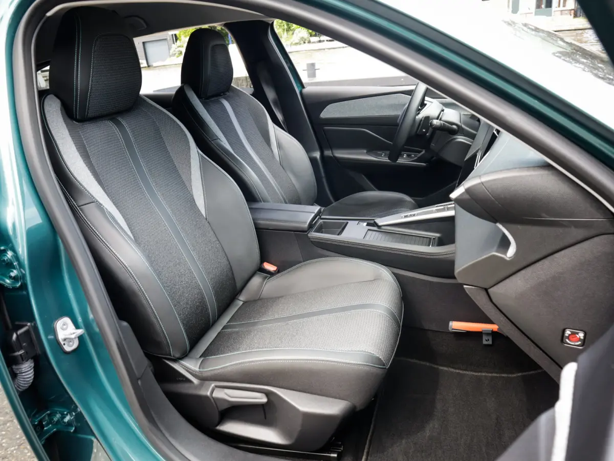 1.2 PureTech Allure Pack Business 1e-Eig. & Dealer-Onderh. BOVAG-Garantie. NL-Auto.