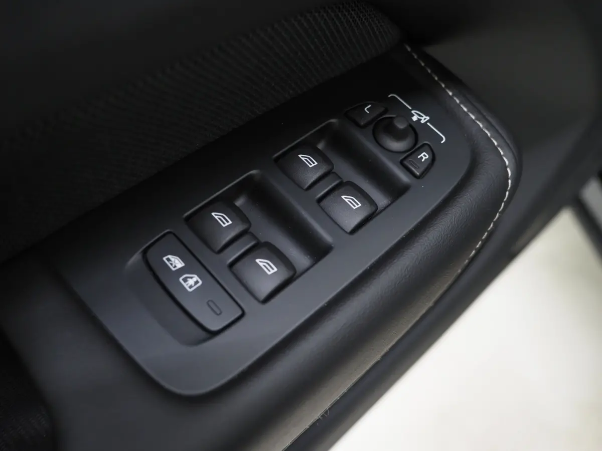 T8 455PK Ultra Black Edition | Luchtvering | B&W audio | Contourstoelen | Trekhaak | Priv glas