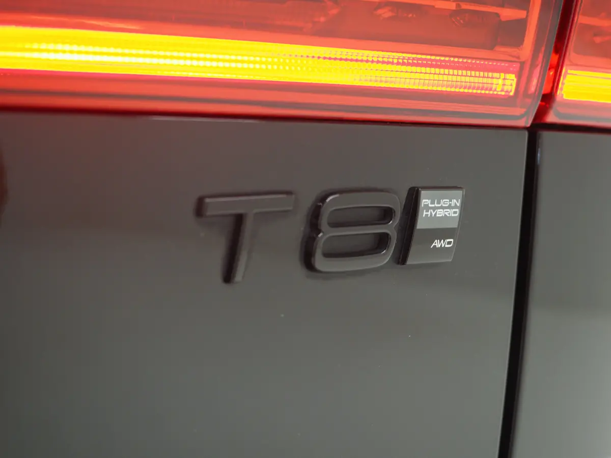 T8 455PK Ultra Black Edition | Luchtvering | B&W audio | Contourstoelen | Trekhaak | Priv glas