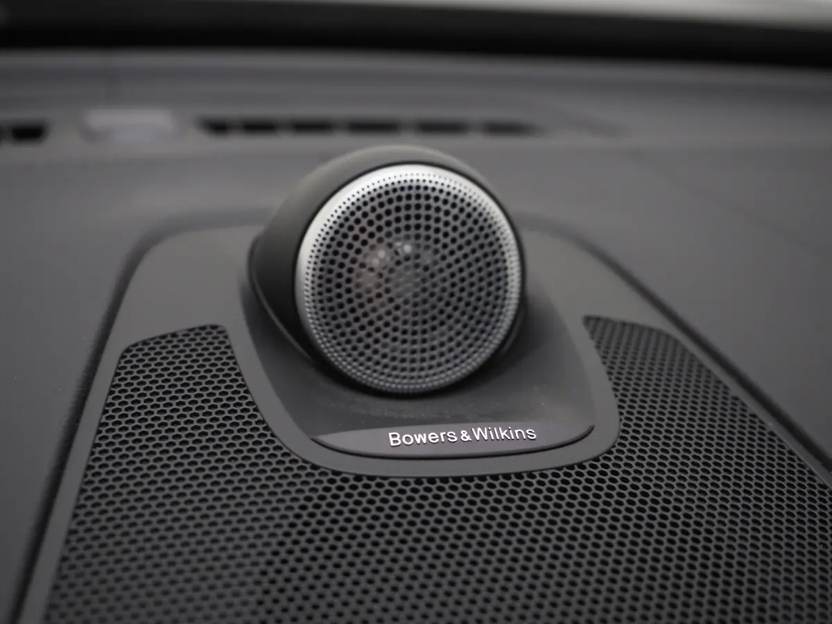 T8 455PK Ultra Black Edition | Luchtvering | B&W audio | Contourstoelen | Trekhaak | Priv glas