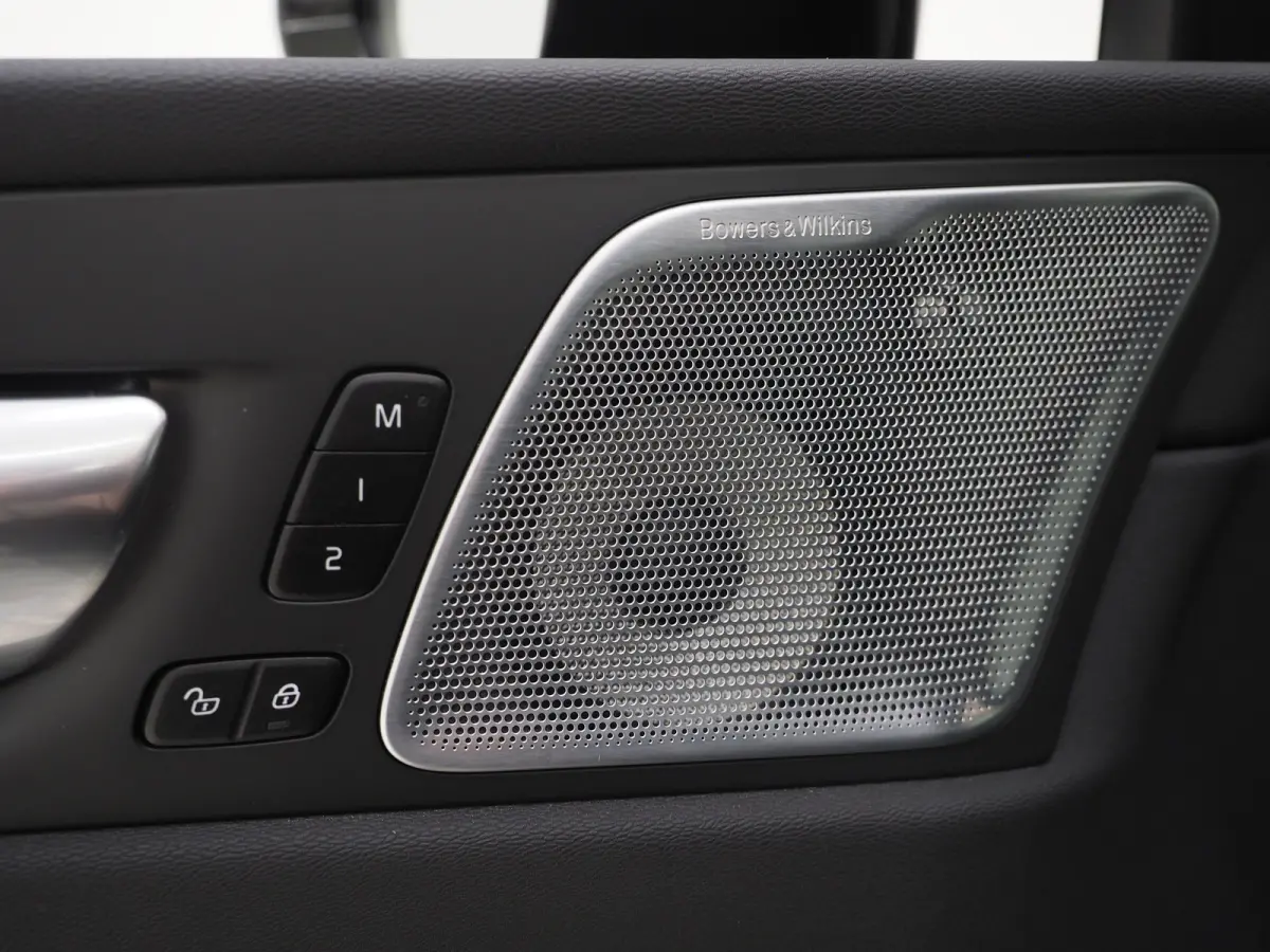 T8 455PK Ultra Black Edition | Luchtvering | B&W audio | Contourstoelen | Trekhaak | Priv glas