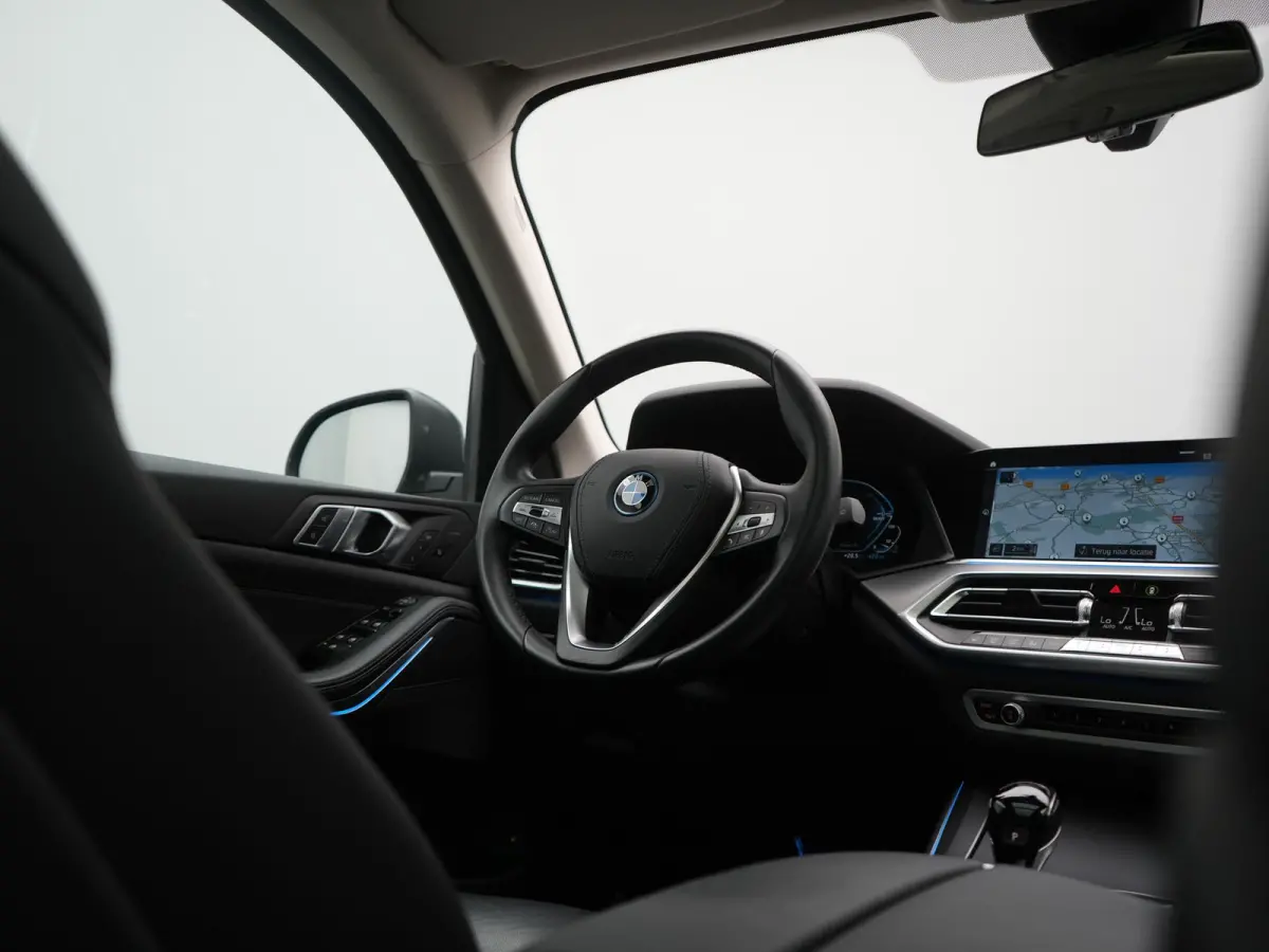 xDrive45e High Executive PHEV 395pk Dealer O.H. | Panodak | Luchtvering | 360 Camera | Adaptief Onderstel | Lederen Sportstoelen Memory & Verwarmd | Sfeerverlichting | Apple Carplay | Naviga