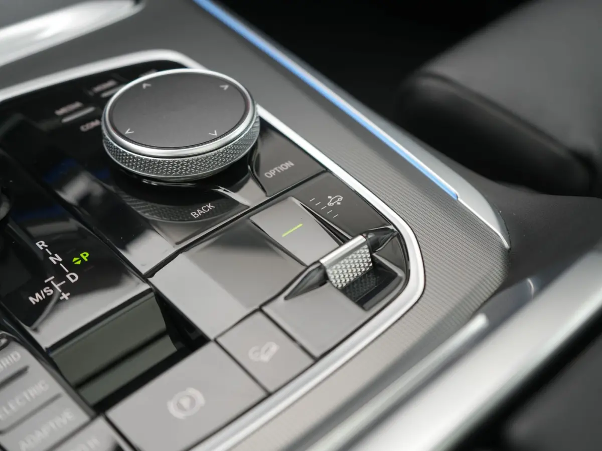 xDrive45e High Executive PHEV 395pk Dealer O.H. | Panodak | Luchtvering | 360 Camera | Adaptief Onderstel | Lederen Sportstoelen Memory & Verwarmd | Sfeerverlichting | Apple Carplay | Naviga