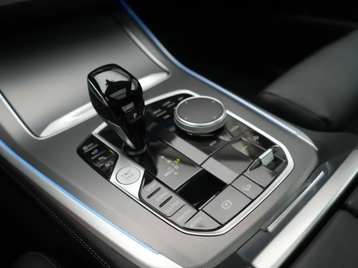 xDrive45e High Executive PHEV 395pk Dealer O.H. | Panodak | Luchtvering | 360 Camera | Adaptief Onderstel | Lederen Sportstoelen Memory & Verwarmd | Sfeerverlichting | Apple Carplay | Naviga