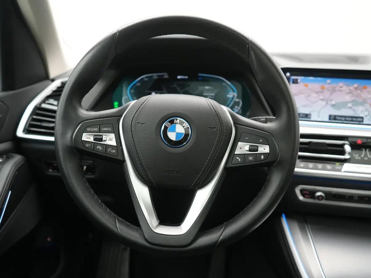 xDrive45e High Executive PHEV 395pk Dealer O.H. | Panodak | Luchtvering | 360 Camera | Adaptief Onderstel | Lederen Sportstoelen Memory & Verwarmd | Sfeerverlichting | Apple Carplay | Naviga