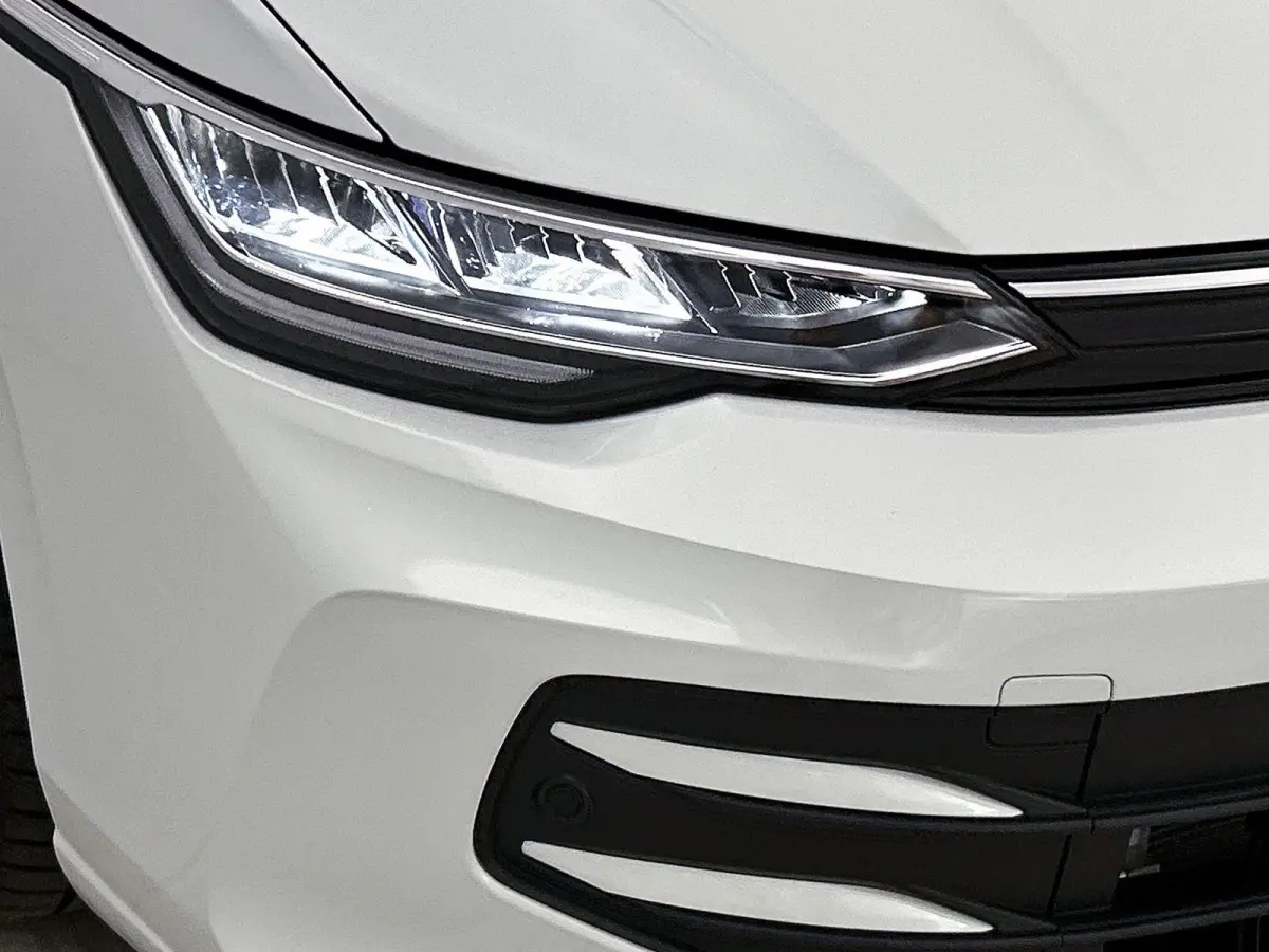 1.5 eHybrid Life Edition | Automaat | 360 graden Camera | Climate Control | Apple Carplay | Android Auto | Cruise Control Adaptief | Lichtmetalen Velgen |