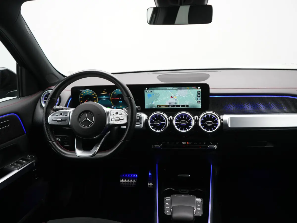 300 4MATIC AMG Line 69,7 kWh 228pk Dealer O.H. | Trekhaak Af Fabriek | Camera | MBUX Widescreen Navi | Alcantara Sportstoelen Verwarmd | Sfeerverlichting | Night Pakket | Cruise Control | Vi
