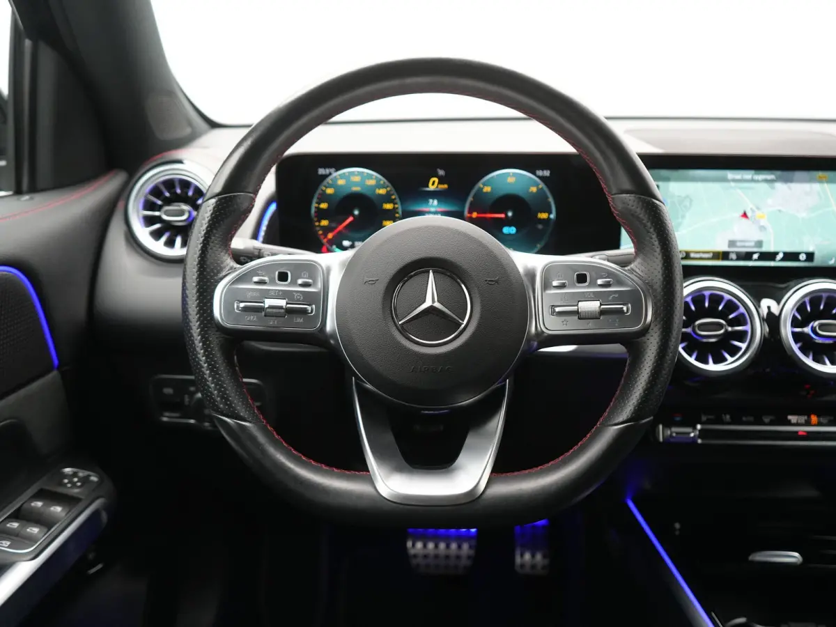 300 4MATIC AMG Line 69,7 kWh 228pk Dealer O.H. | Trekhaak Af Fabriek | Camera | MBUX Widescreen Navi | Alcantara Sportstoelen Verwarmd | Sfeerverlichting | Night Pakket | Cruise Control | Vi