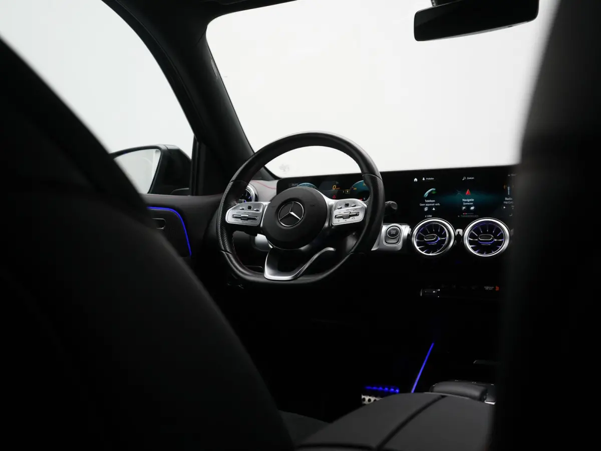 300 4MATIC AMG Line 69,7 kWh 228pk Dealer O.H. | Trekhaak Af Fabriek | Camera | MBUX Widescreen Navi | Alcantara Sportstoelen Verwarmd | Sfeerverlichting | Night Pakket | Cruise Control | Vi