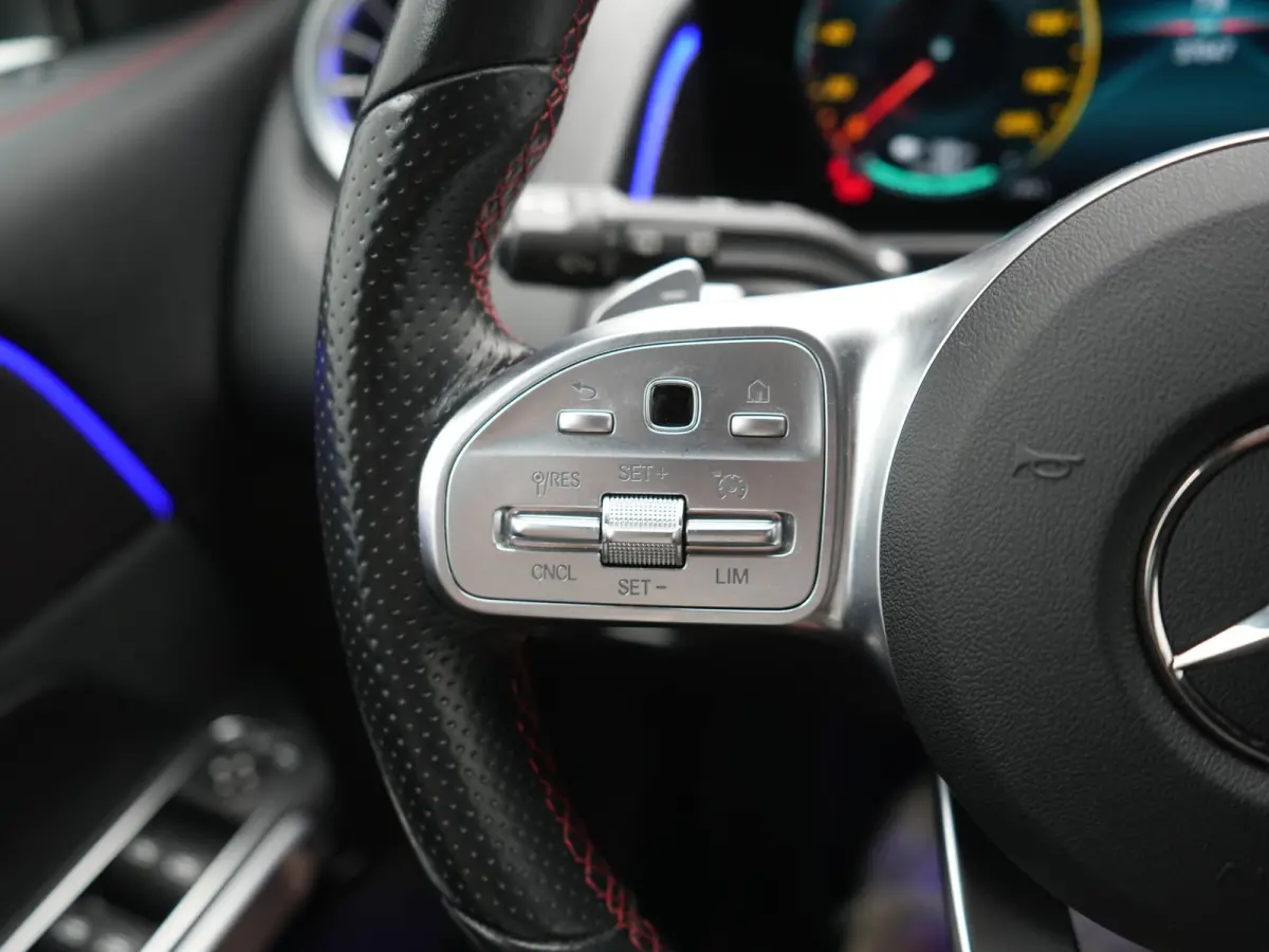 300 4MATIC AMG Line 69,7 kWh 228pk Dealer O.H. | Trekhaak Af Fabriek | Camera | MBUX Widescreen Navi | Alcantara Sportstoelen Verwarmd | Sfeerverlichting | Night Pakket | Cruise Control | Vi