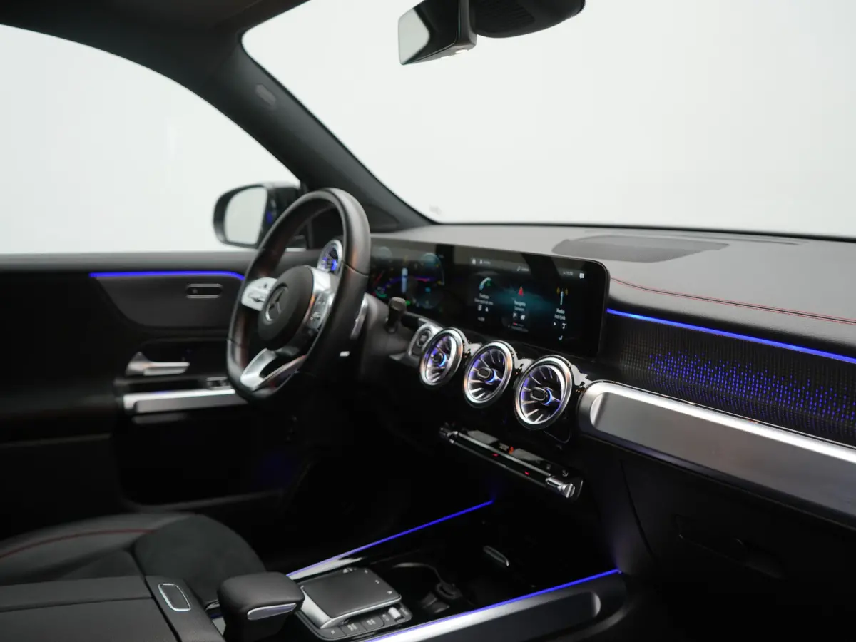 300 4MATIC AMG Line 69,7 kWh 228pk Dealer O.H. | Trekhaak Af Fabriek | Camera | MBUX Widescreen Navi | Alcantara Sportstoelen Verwarmd | Sfeerverlichting | Night Pakket | Cruise Control | Vi