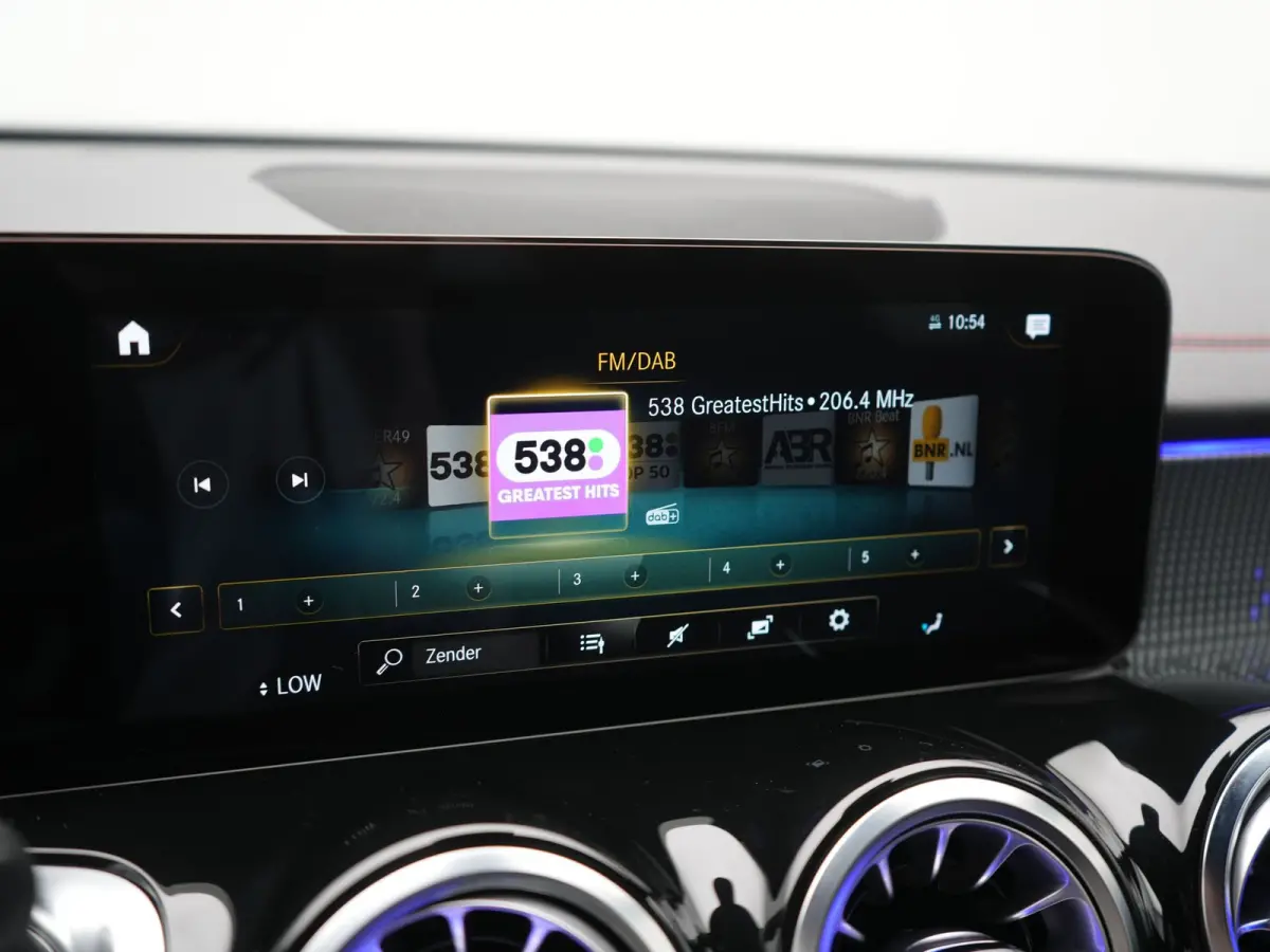 300 4MATIC AMG Line 69,7 kWh 228pk Dealer O.H. | Trekhaak Af Fabriek | Camera | MBUX Widescreen Navi | Alcantara Sportstoelen Verwarmd | Sfeerverlichting | Night Pakket | Cruise Control | Vi