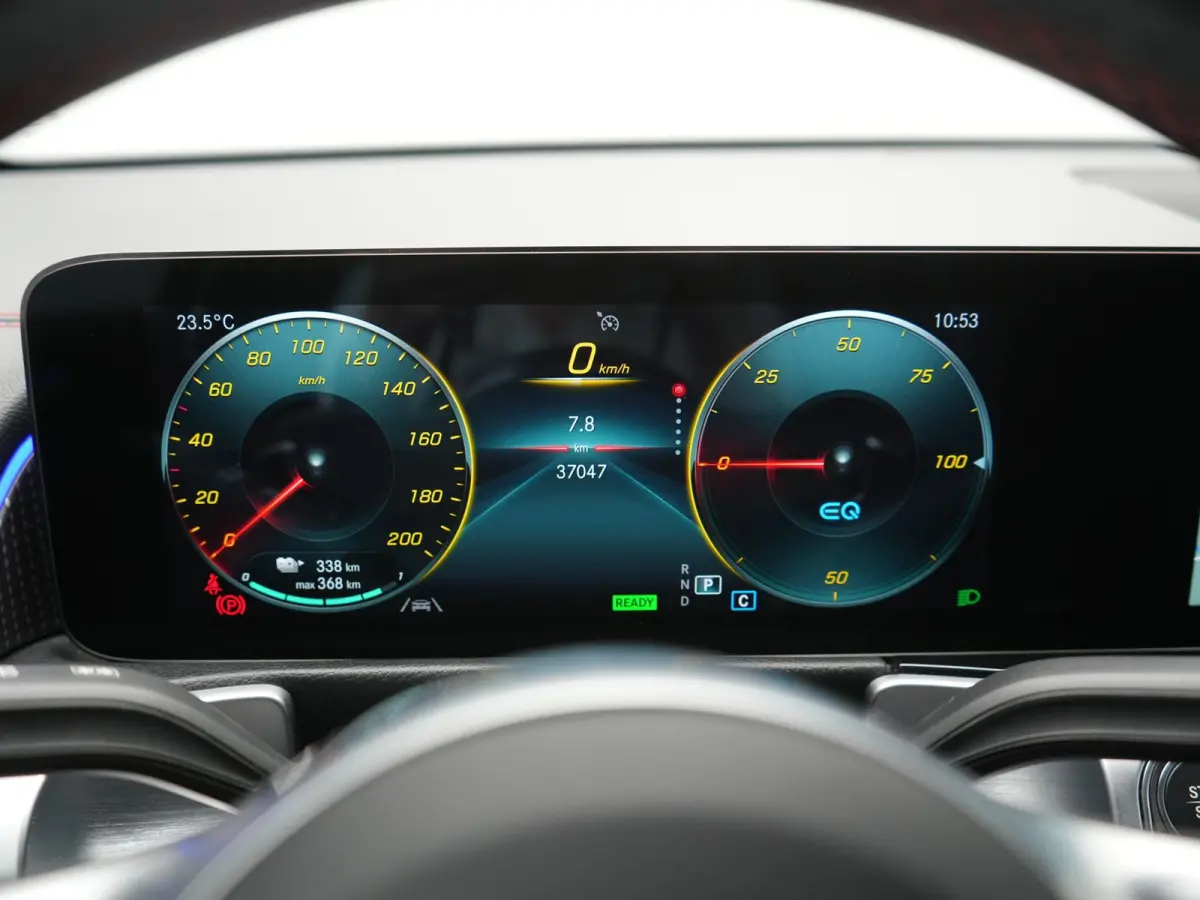 300 4MATIC AMG Line 69,7 kWh 228pk Dealer O.H. | Trekhaak Af Fabriek | Camera | MBUX Widescreen Navi | Alcantara Sportstoelen Verwarmd | Sfeerverlichting | Night Pakket | Cruise Control | Vi