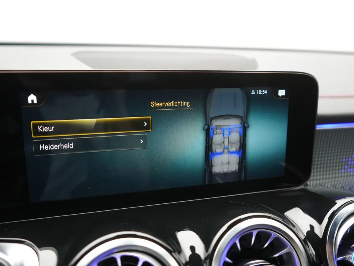 300 4MATIC AMG Line 69,7 kWh 228pk Dealer O.H. | Trekhaak Af Fabriek | Camera | MBUX Widescreen Navi | Alcantara Sportstoelen Verwarmd | Sfeerverlichting | Night Pakket | Cruise Control | Vi