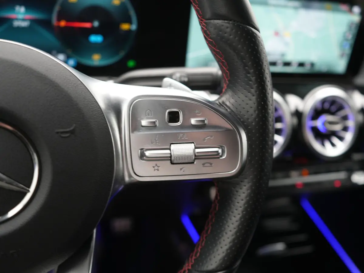 300 4MATIC AMG Line 69,7 kWh 228pk Dealer O.H. | Trekhaak Af Fabriek | Camera | MBUX Widescreen Navi | Alcantara Sportstoelen Verwarmd | Sfeerverlichting | Night Pakket | Cruise Control | Vi