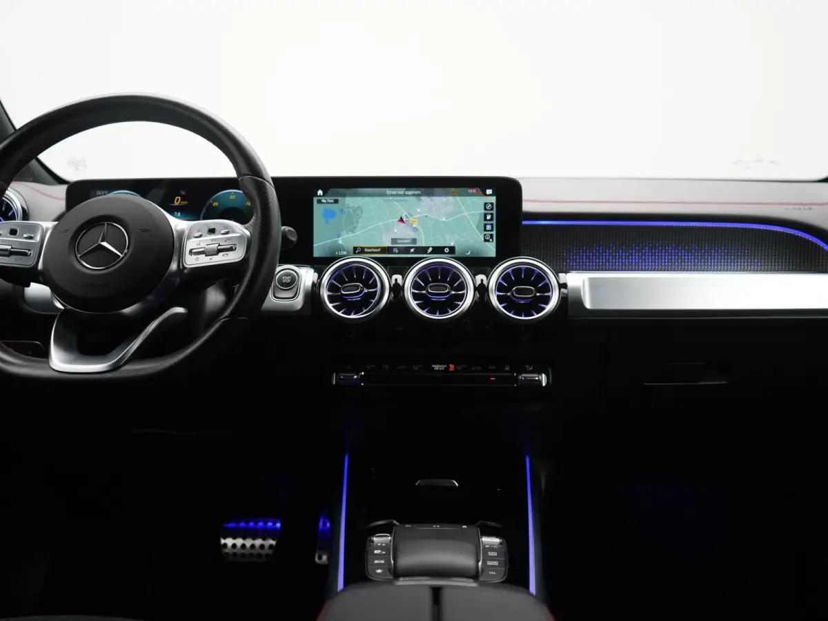 300 4MATIC AMG Line 69,7 kWh 228pk Dealer O.H. | Trekhaak Af Fabriek | Camera | MBUX Widescreen Navi | Alcantara Sportstoelen Verwarmd | Sfeerverlichting | Night Pakket | Cruise Control | Vi