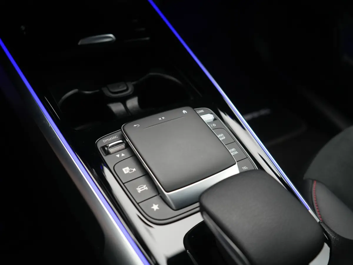 300 4MATIC AMG Line 69,7 kWh 228pk Dealer O.H. | Trekhaak Af Fabriek | Camera | MBUX Widescreen Navi | Alcantara Sportstoelen Verwarmd | Sfeerverlichting | Night Pakket | Cruise Control | Vi