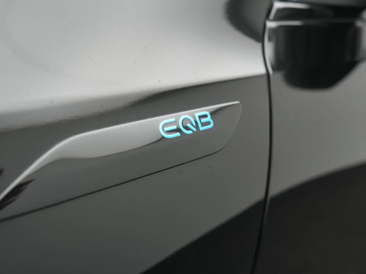 300 4MATIC AMG Line 69,7 kWh 228pk Dealer O.H. | Trekhaak Af Fabriek | Camera | MBUX Widescreen Navi | Alcantara Sportstoelen Verwarmd | Sfeerverlichting | Night Pakket | Cruise Control | Vi