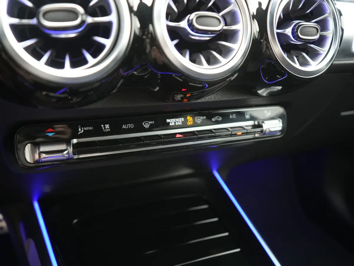 300 4MATIC AMG Line 69,7 kWh 228pk Dealer O.H. | Trekhaak Af Fabriek | Camera | MBUX Widescreen Navi | Alcantara Sportstoelen Verwarmd | Sfeerverlichting | Night Pakket | Cruise Control | Vi